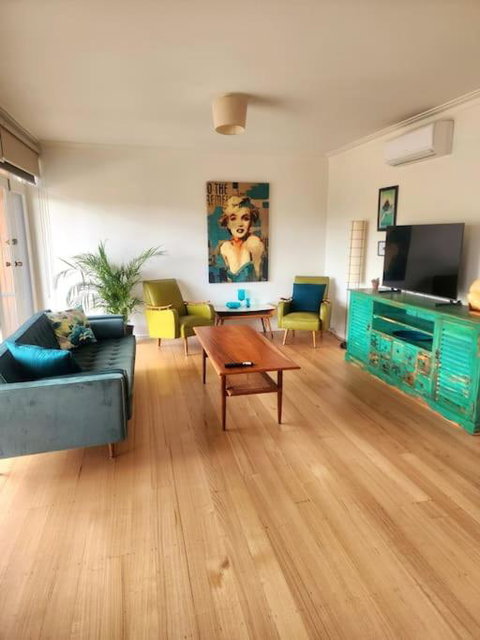 Rosebud Retro Retreat - Rent Accommodation 0