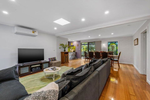 Roses On The River - An Absolute River Frontage Cottage - Rent Accommodation 0