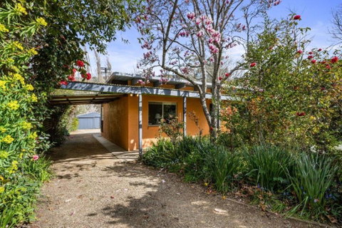 Roses On The River - An Absolute River Frontage Cottage - Rent Accommodation 1