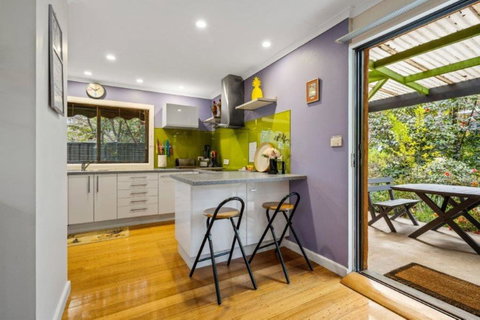 Roses On The River - An Absolute River Frontage Cottage - Rent Accommodation 3