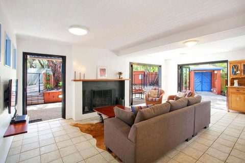 Ross Cres Spacious Private Beach House - Rent Accommodation 1