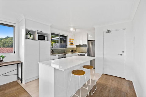 Salty Sea Breeze Apartment 500m To Waters Edge - Rent Accommodation 1