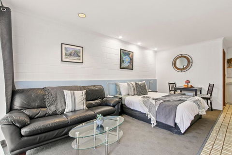 Sandbar Motel - Rent Accommodation 0