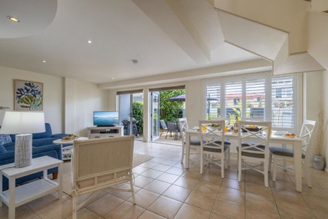 Sandcastles 4 -8 Ala Moana Way - Rent Accommodation 1