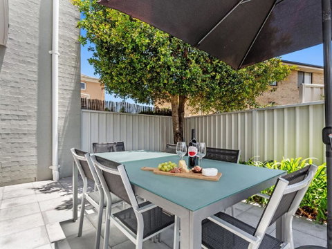 Sandcastles 7 8 Ala Moana Way - Rent Accommodation 1