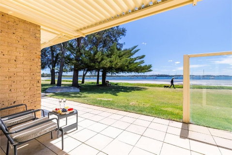 Sandy Beach House Corlette Unit 1 Waterfront WI-FI Aircon - Rent Accommodation 2
