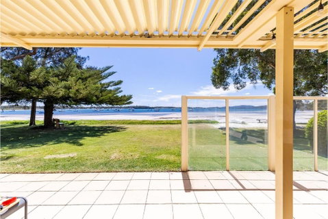 Sandy Beach House Corlette Unit 1 Waterfront WI-FI Aircon - Rent Accommodation 1