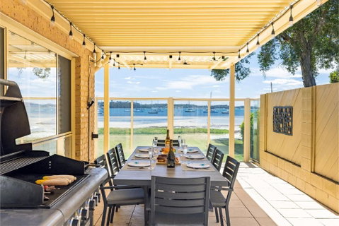Sandy Beach House Corlette Unit 1 Waterfront WI-FI Aircon - Rent Accommodation 3