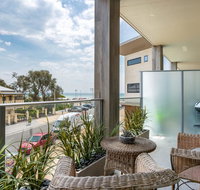 Blue Waters on the Beach absolute beachfront views - Rent Accommodation