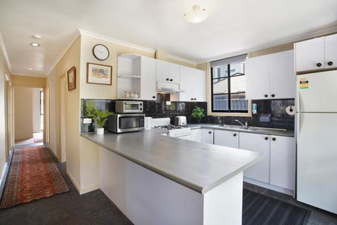 Three Bedroom Sweet Retreat In Coburg - Rent Accommodation 1